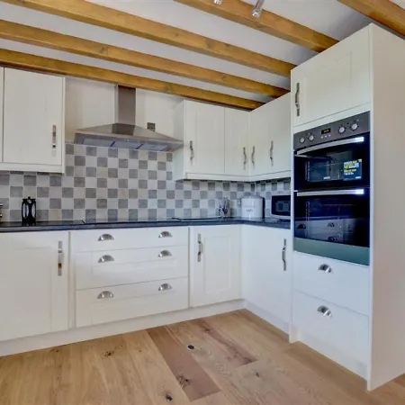 2 Bed In Whitby Oc-y027 *